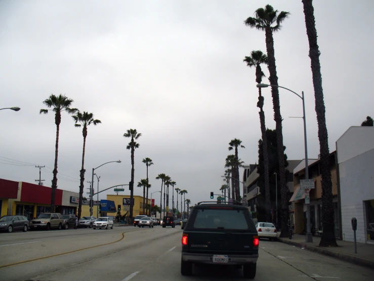 the cars are traveling along the busy street