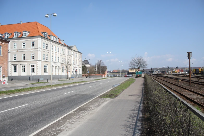 some very big pretty white buildings by the tracks