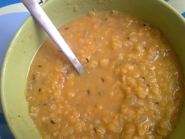 this bowl contains a creamy, gluzzi, oatmeal dessert