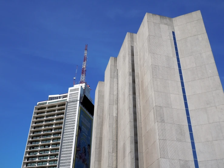 large building with sky scr in the background