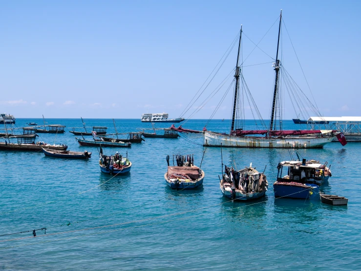 there are many different boats floating in the water