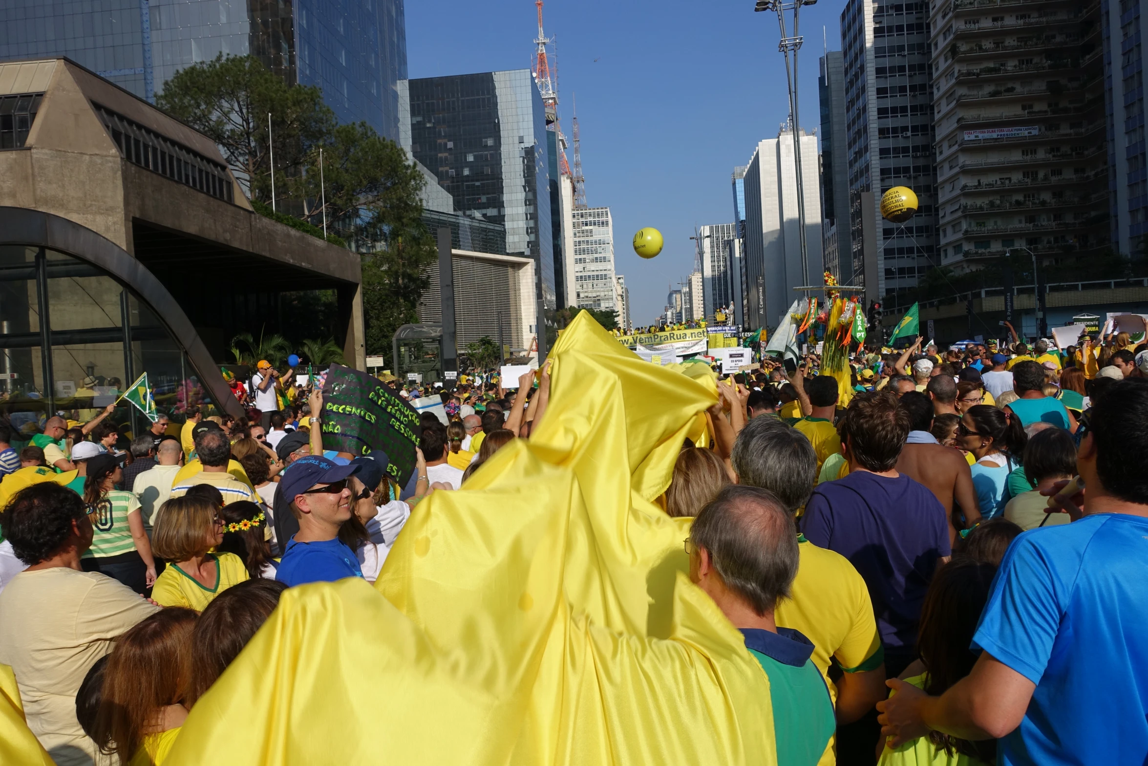 people dressed up in yellow and blue are seen running