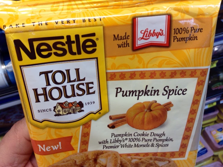 a hand is holding up a packet of toll house pumpkin spice