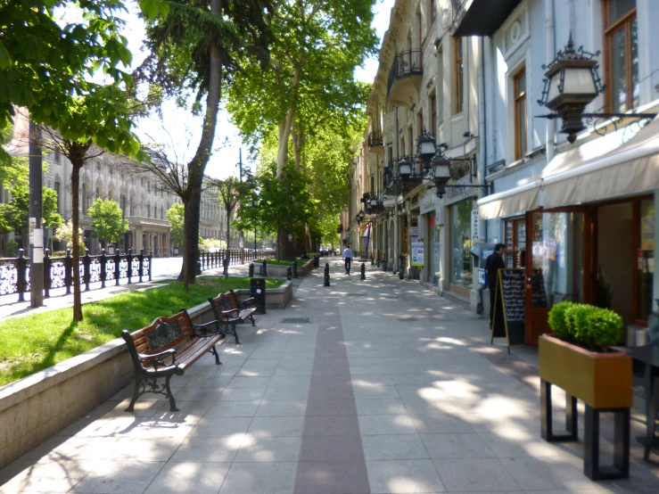 there are benches that are facing the street