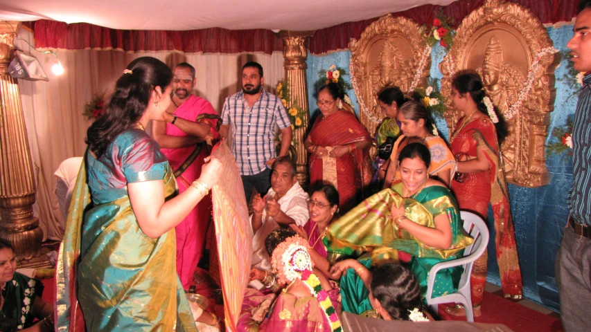 a bride is putting a garland on the head of a couple