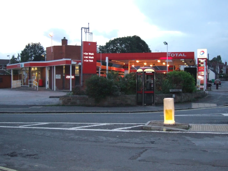 a street corner with no traffic and a retail store with a restaurant