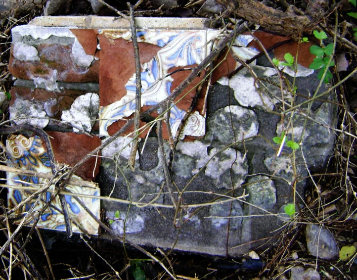 an old piece of artwork sits in the middle of the ground