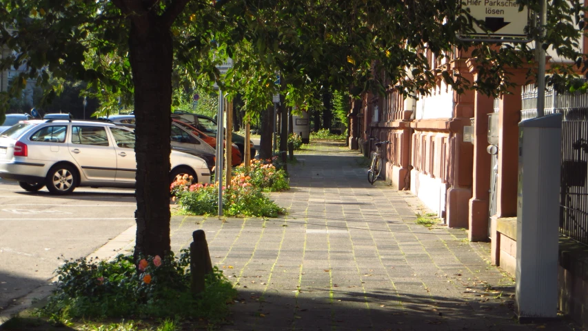 a couple cars are parked in front of an apartment building