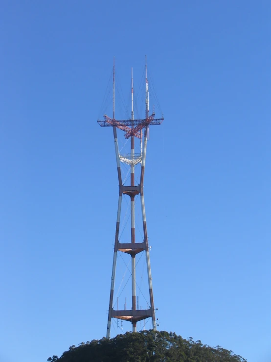 a very tall building with a large roof