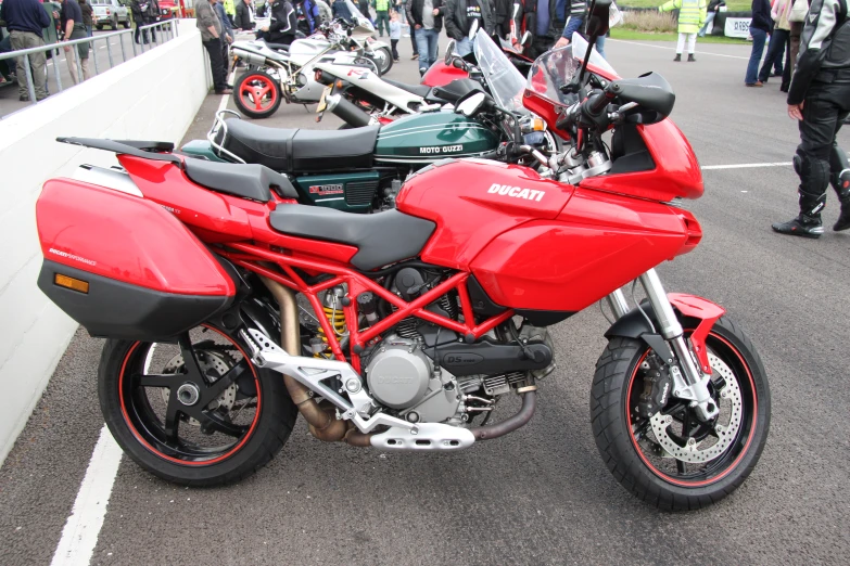 motorcycles are lined up in a parking lot