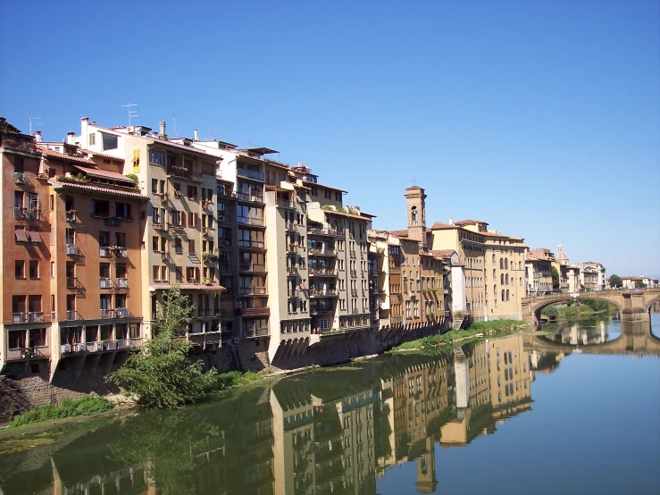 a body of water that has many buildings on it