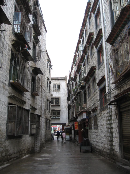 a narrow alley is shown in this old picture