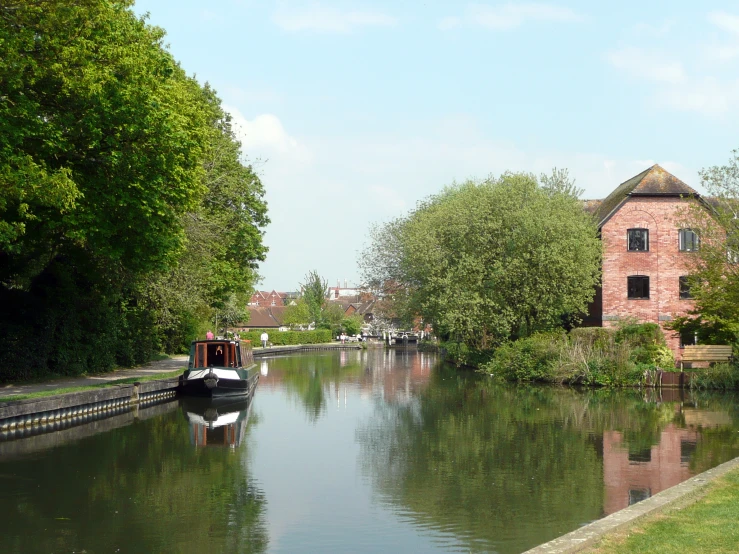 boats are in the water, along with houses on either side