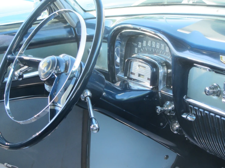 the dashboard of an old fashioned car with a wheel