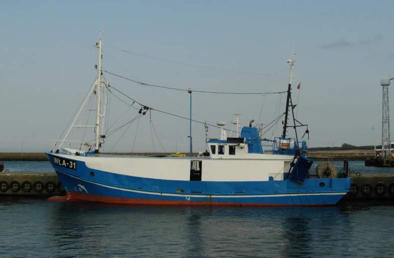 the boat is docked in the dock while being boarded