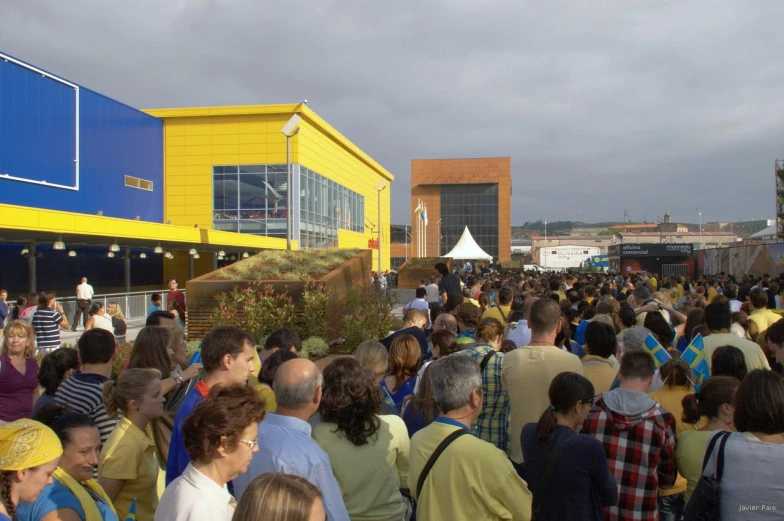 a large crowd of people are on the outside stairs