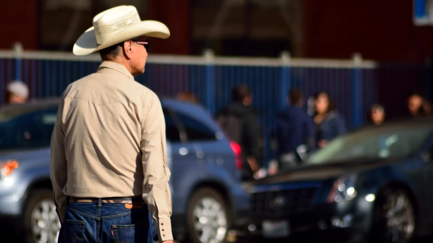 a man wearing a white hat and jeans