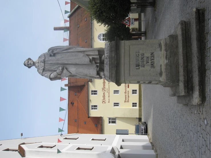 a statue is standing in the middle of a street