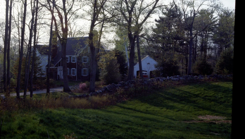 this is a driveway that leads up to the driveway in front of a house