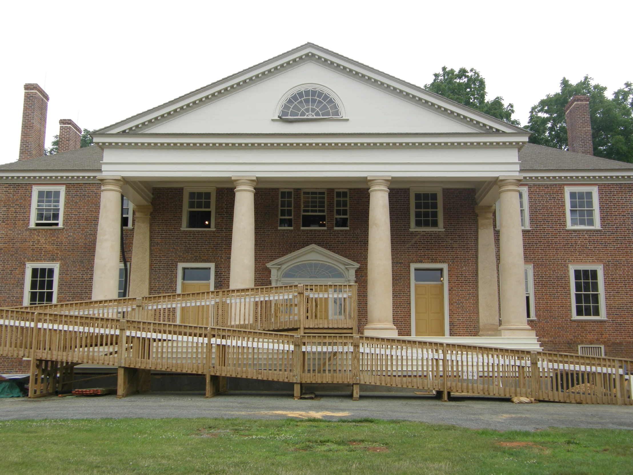 a building with two tall pillars that have columns in it