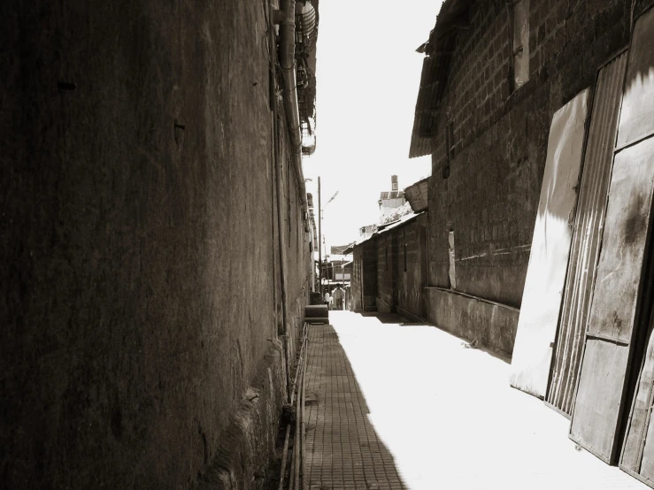 a street that is next to a building and has a wall