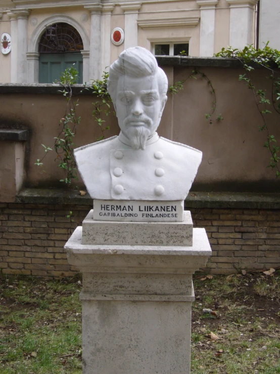 a statue that is in front of a building