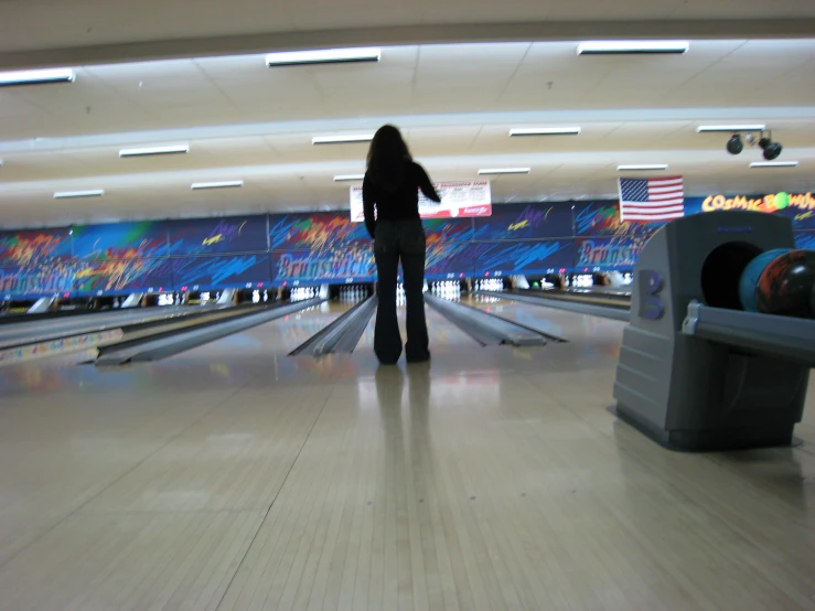 a women that is standing by a bowling alley