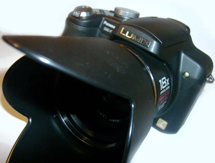 a camera on top of a table with some lighting