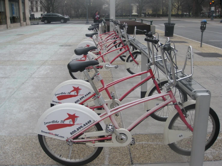 a row of bicycles is sitting on the street