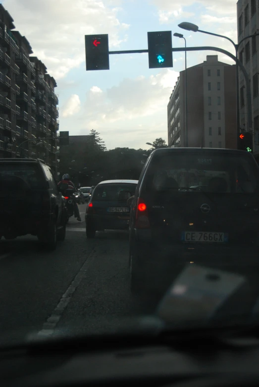 cars are waiting for their turn at the traffic light