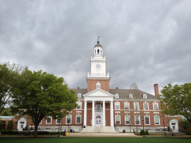 a large building sitting under a cloudy sky