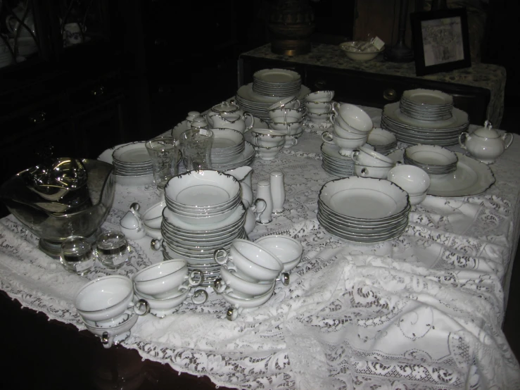 this is a very fine looking set of porcelain dinnerware