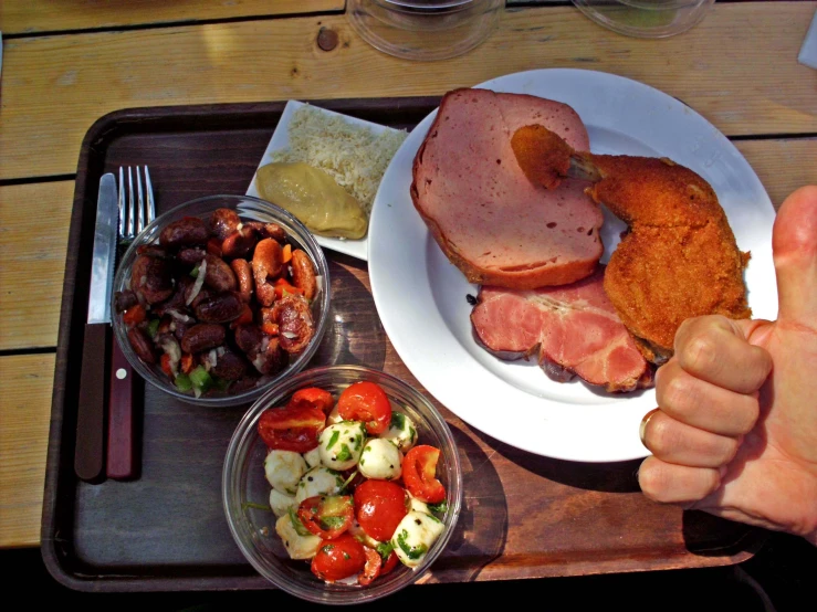 there is meat, vegetables and carrots on the tray