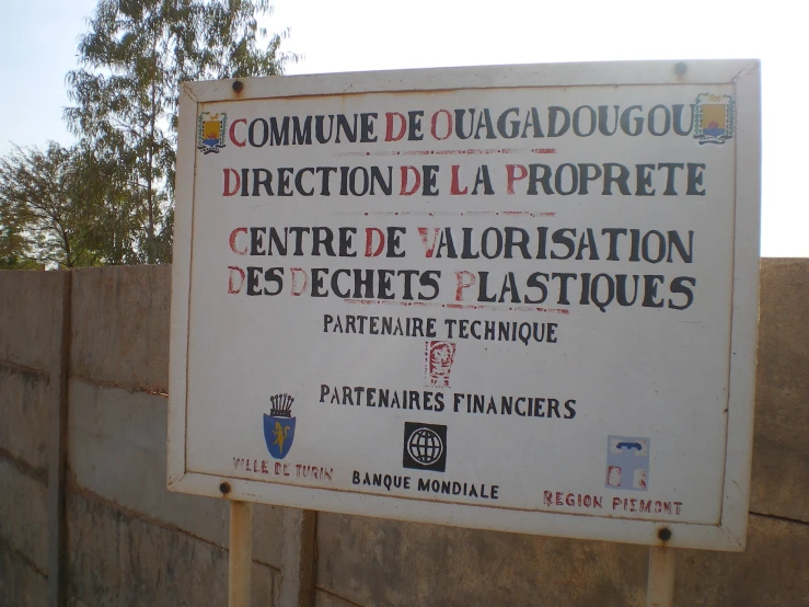 a sign with information that says different places in france