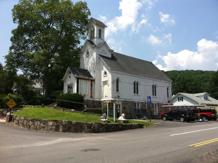 the white church is on the corner of the street