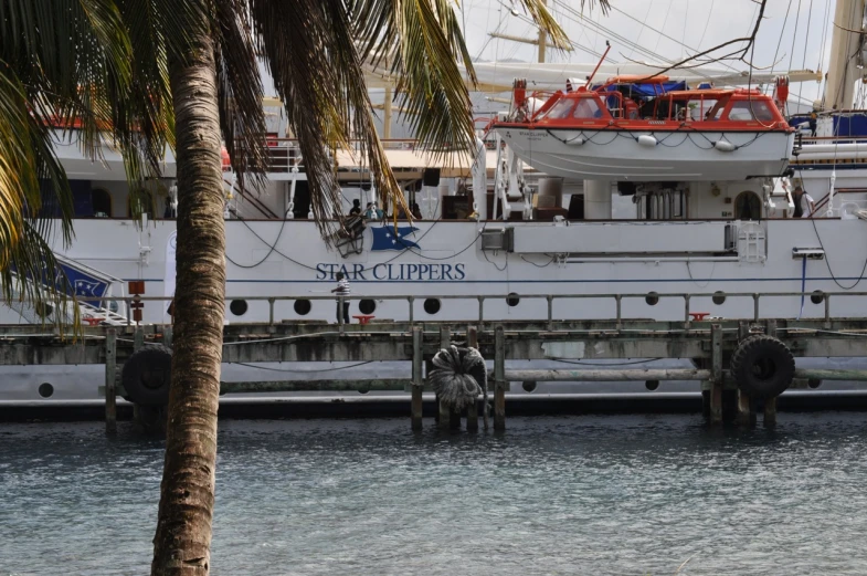 a boat with ropes attached to the front is docked at a pier