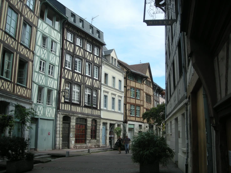there are many buildings lining a street in the town