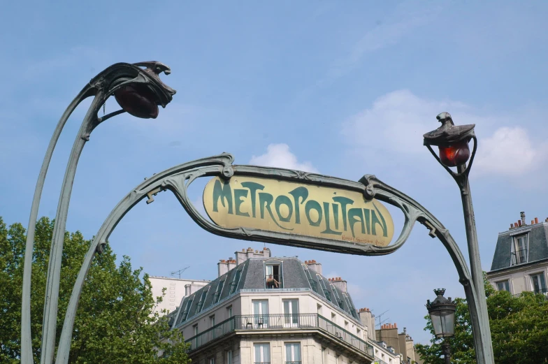 a metro sign with the word metroouth on it
