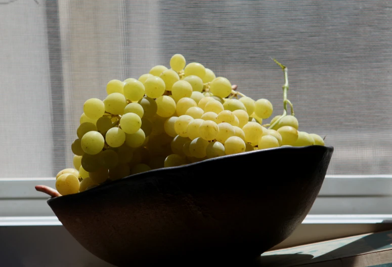 a bowl filled with lots of ripe yellow gs