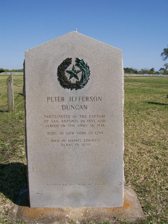 a monument is shown in the grass