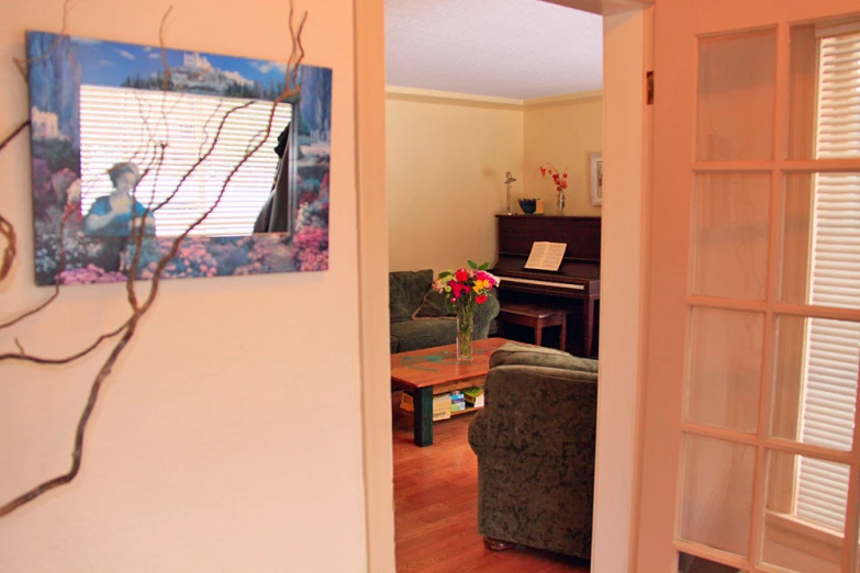 a living room that has flowers in it