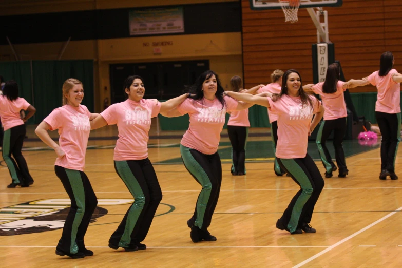 a bunch of girls are doing soing at a game