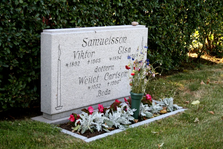 a monument is shown in the garden with flowers