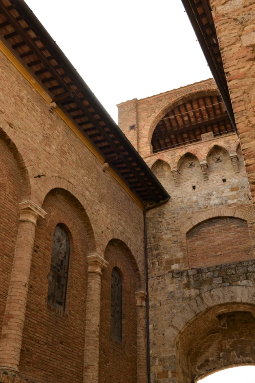 an arch in the middle of a building has stone architecture