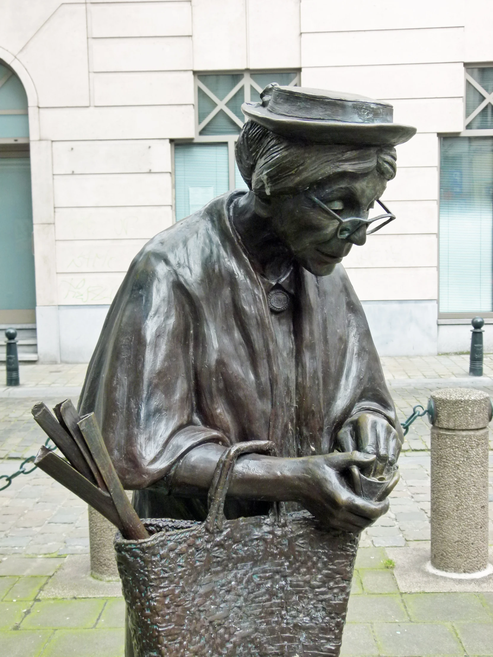 a statue is posed in front of a building with books