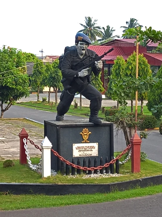 a statue that has a large metal skeleton in front of it