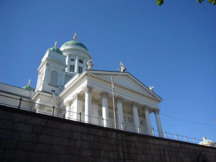 the building has columns and arches on top of it