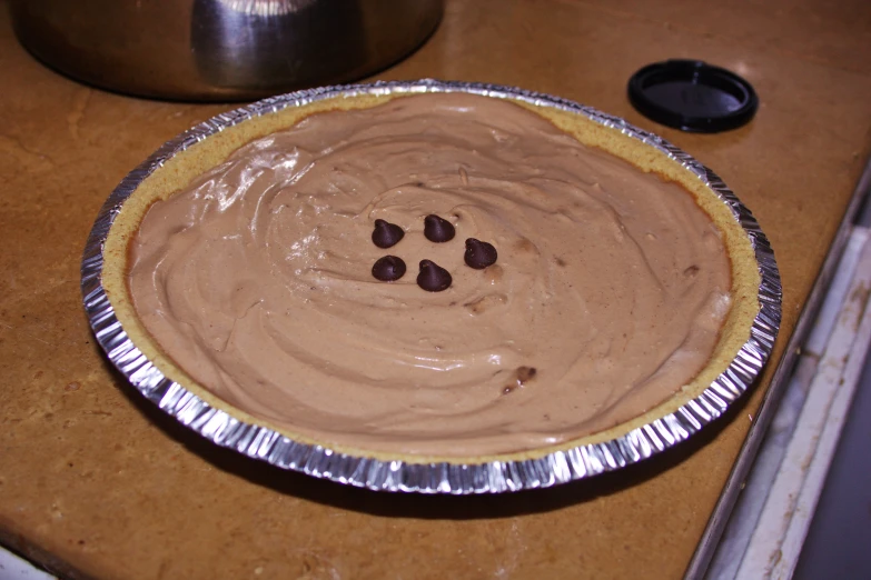 a pie pan that has some chocolate and cookie cookies on top