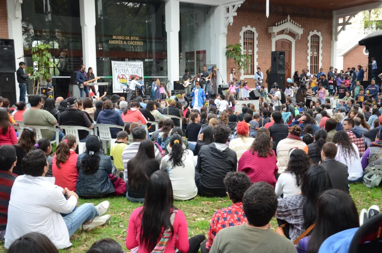 a crowd of people gathered outside a building for a lecture