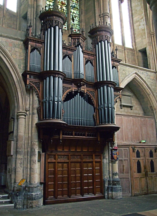 the pipe organ is in the middle of a church